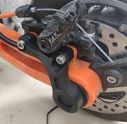 Moottorin kaapelin sisääntulon muovinen suoja Inokim OX OXO