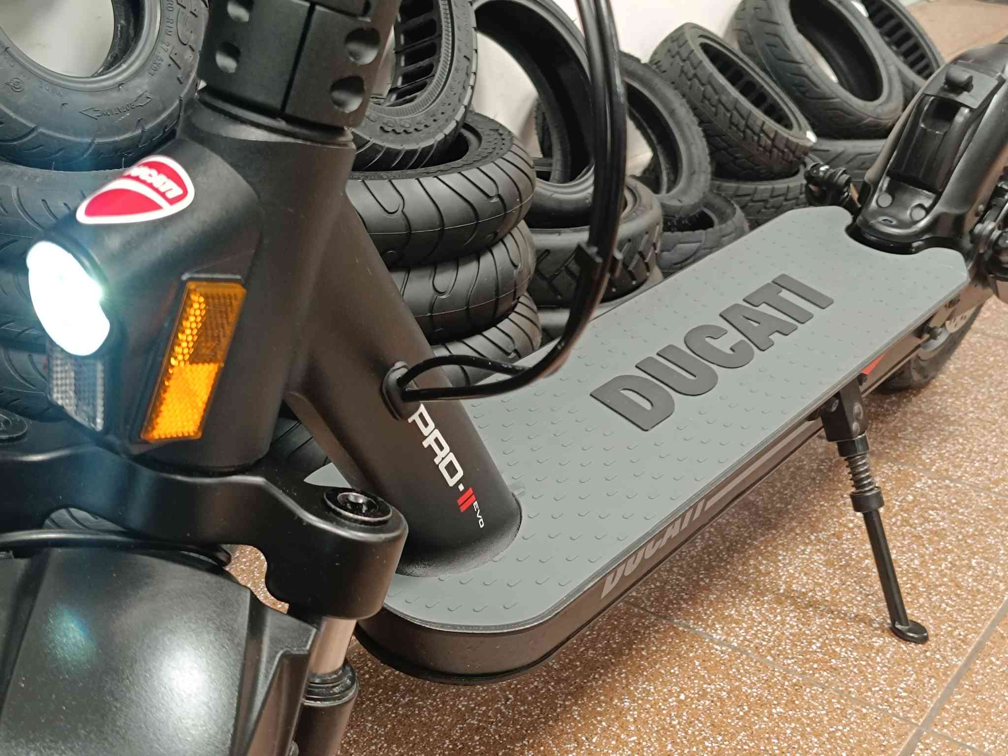 kasutatud Ducati Pro-2 Evo elektritõukeratas heas seisukorras elektritõuks 3