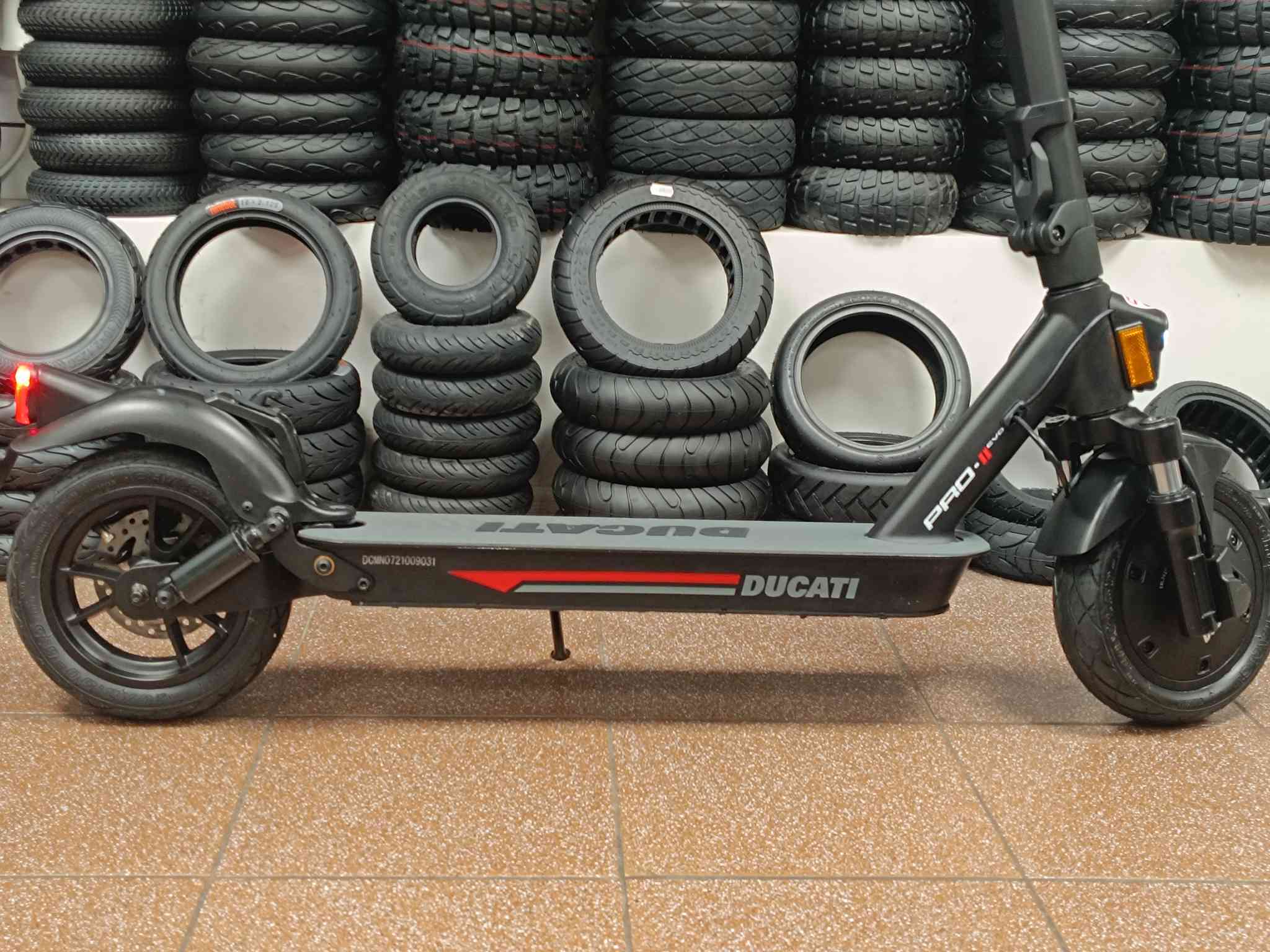 kasutatud Ducati Pro-2 Evo elektritõukeratas heas seisukorras elektritõuks 6